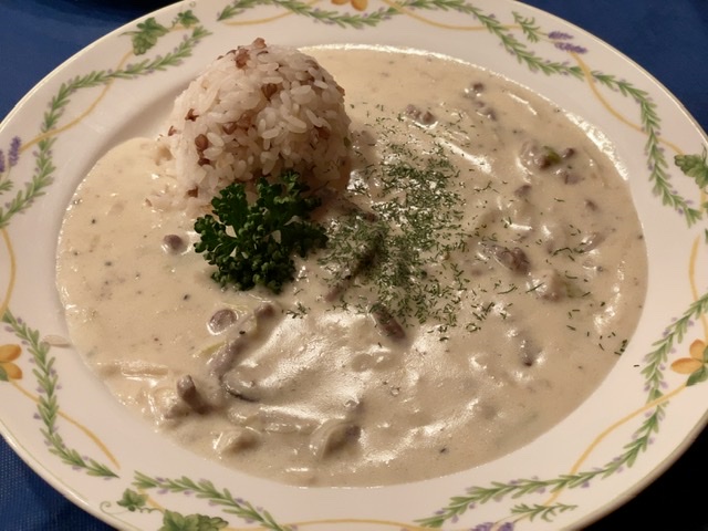ロシア料理屋さんでウクライナの白いビーフストロガノフを食べてみた。